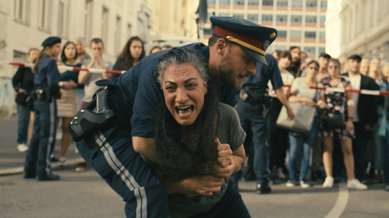 Kleindarsteller und Komparsen in einer Filmszene in Wien